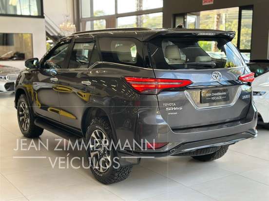 TOYOTA-HILUX SW4-2.8 D-4D TURBO DIESEL DIAMOND 7L 4X4 AUTOMÁTICO TOYOTA-HILUX SW4-2023