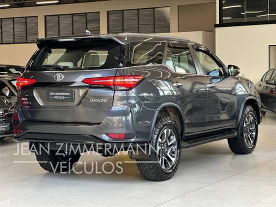 TOYOTA-HILUX SW4-2023
