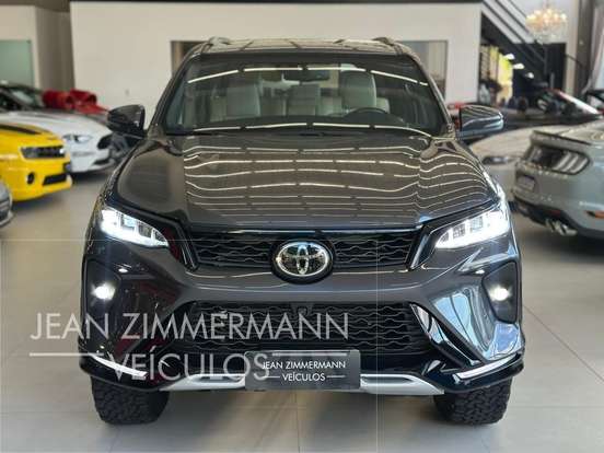 TOYOTA-HILUX SW4-2.8 D-4D TURBO DIESEL DIAMOND 7L 4X4 AUTOMÁTICO TOYOTA-HILUX SW4-2023