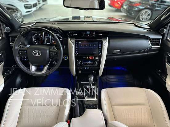 TOYOTA-HILUX SW4-2022