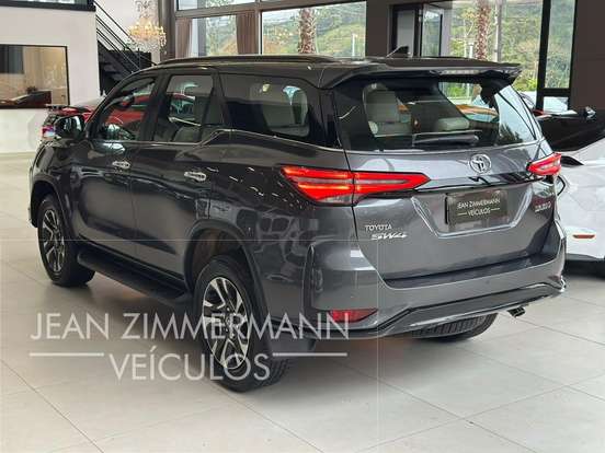 TOYOTA-HILUX SW4-2.8 D-4D TURBO DIESEL DIAMOND 7L 4X4 AUTOMÁTICO TOYOTA-HILUX SW4-2022