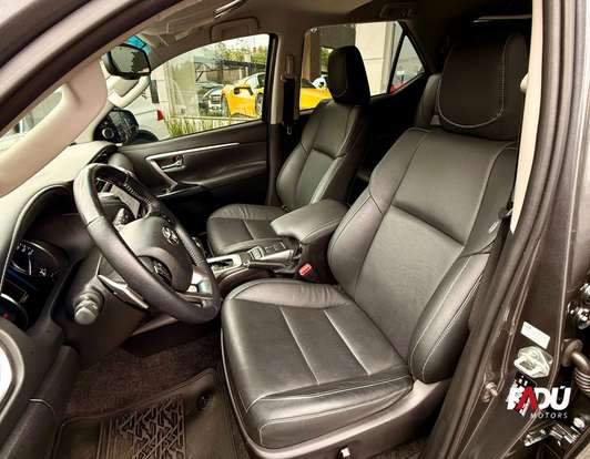 TOYOTA-HILUX SW4-2024