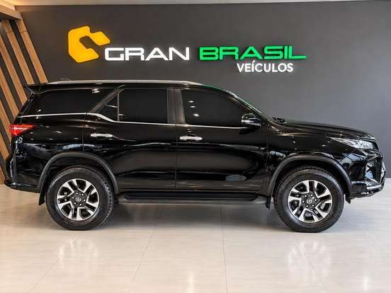 TOYOTA-HILUX SW4-2024