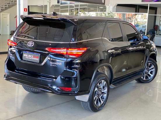 TOYOTA-HILUX SW4-2024