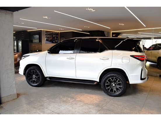 TOYOTA-HILUX SW4-2023