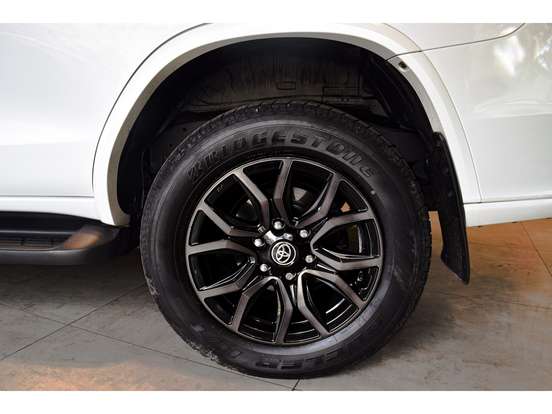 TOYOTA-HILUX SW4-2.8 D-4D TURBO DIESEL GR-S 7L 4X4 AUTOMÁTICO TOYOTA-HILUX SW4-2023