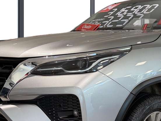 TOYOTA-HILUX SW4-2023
