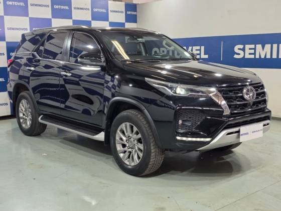TOYOTA HILUX SW4 2.8 D-4D TURBO DIESEL SRX 7L 4X4 AUTOMÁTICO