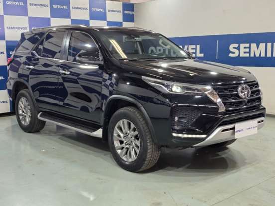 TOYOTA-HILUX SW4-2.8 D-4D TURBO DIESEL SRX 7L 4X4 AUTOMÁTICO TOYOTA-HILUX SW4-2023