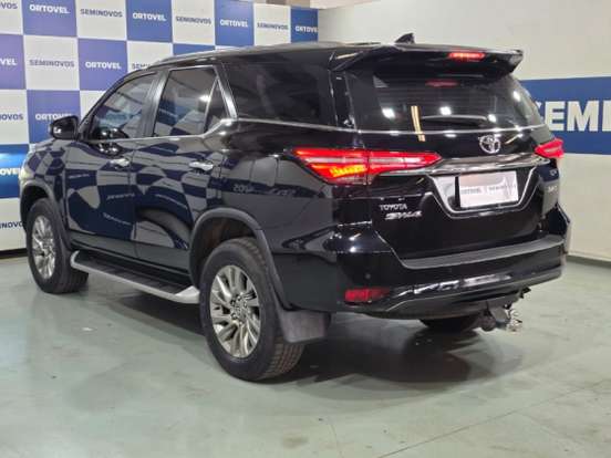 TOYOTA-HILUX SW4-2.8 D-4D TURBO DIESEL SRX 7L 4X4 AUTOMÁTICO TOYOTA-HILUX SW4-2023