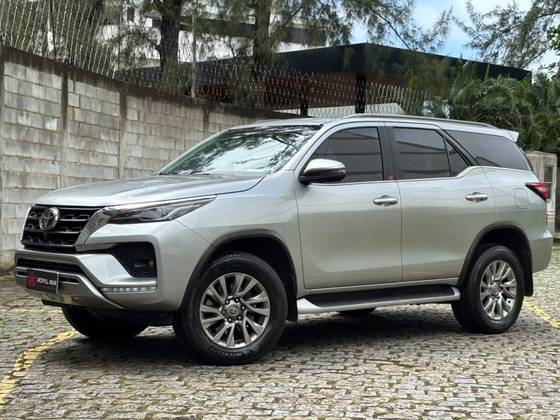TOYOTA HILUX SW4 2.8 D-4D TURBO DIESEL SRX 7L 4X4 AUTOMÁTICO