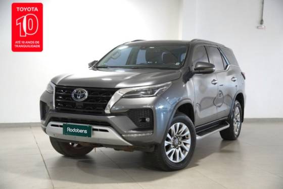 TOYOTA HILUX SW4 2.8 D-4D TURBO DIESEL SRX 7L 4X4 AUTOMÁTICO