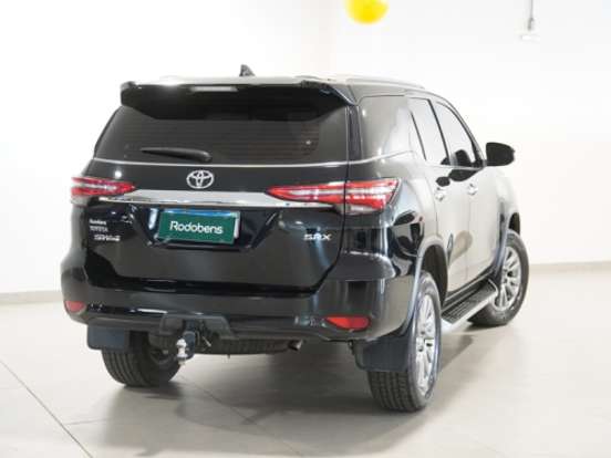 TOYOTA-HILUX SW4-2.8 D-4D TURBO DIESEL SRX 7L 4X4 AUTOMÁTICO TOYOTA-HILUX SW4-2023
