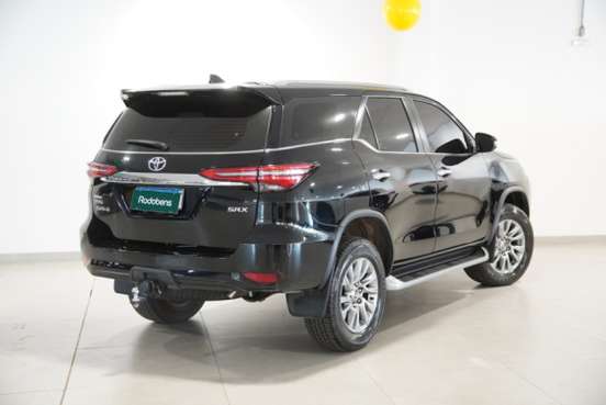 TOYOTA-HILUX SW4-2023