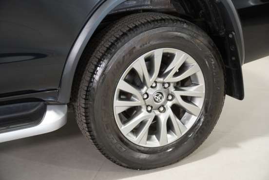 TOYOTA-HILUX SW4-2.8 D-4D TURBO DIESEL SRX 7L 4X4 AUTOMÁTICO TOYOTA-HILUX SW4-2023