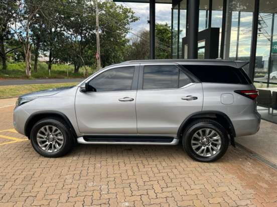 TOYOTA-HILUX SW4-2023