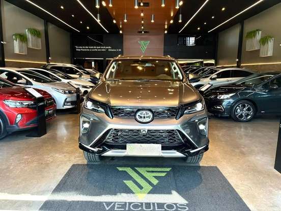 TOYOTA-HILUX SW4-2024