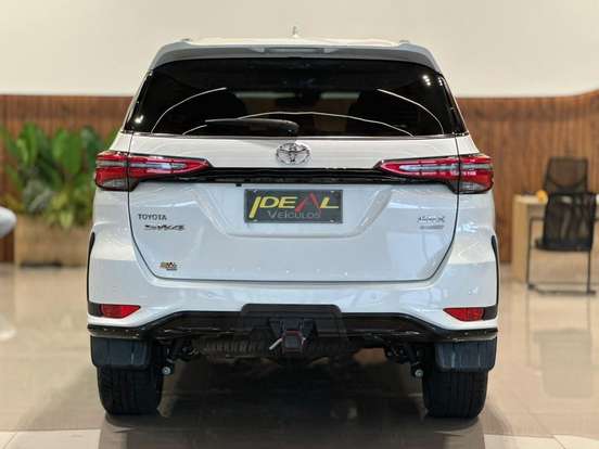TOYOTA-HILUX SW4-2025