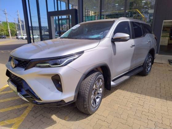 TOYOTA HILUX SW4 2.8 D-4D TURBO DIESEL SRX PLATINUM 7L 4X4 AUTOMÁTICO