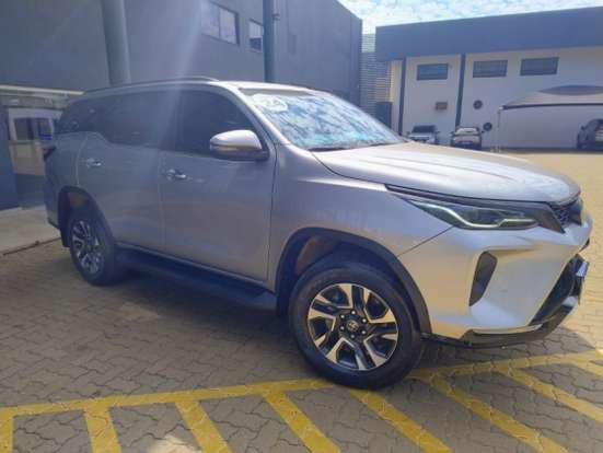 TOYOTA-HILUX SW4-2024