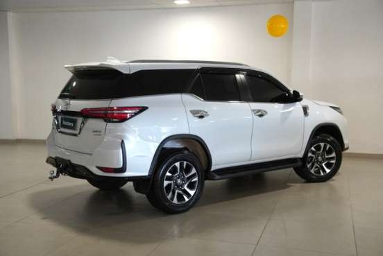 TOYOTA-HILUX SW4-2025