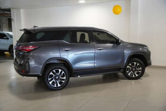 TOYOTA-HILUX SW4-2024