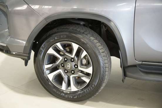 TOYOTA-HILUX SW4-2024
