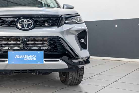 TOYOTA-HILUX SW4-2023
