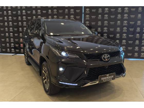 TOYOTA HILUX SW4 2.8 D-4D TURBO DIESEL SRX PLATINUM 7L 4X4 AUTOMÁTICO