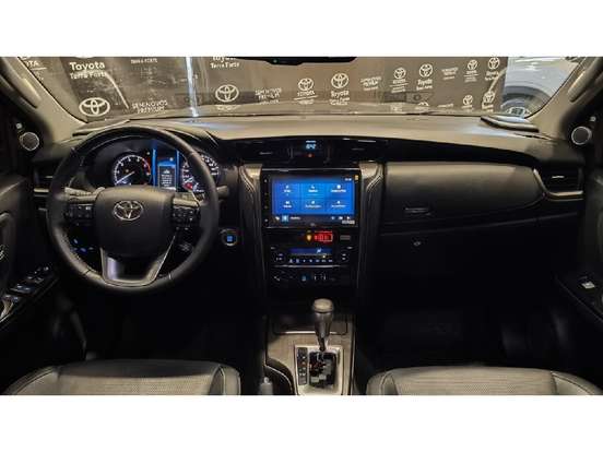 TOYOTA-HILUX SW4-2024