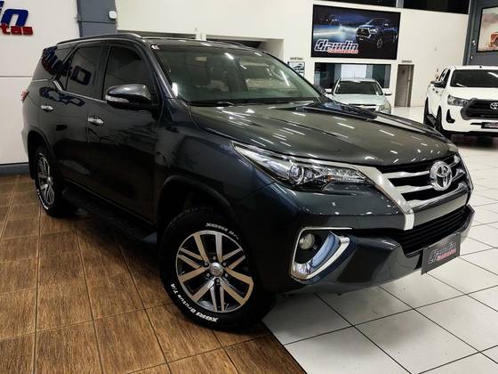 TOYOTA HILUX SW4 2.8 SRX 4X4 7 LUGARES 16V TURBO INTERCOOLER DIESEL 4P AUTOMÁTICO