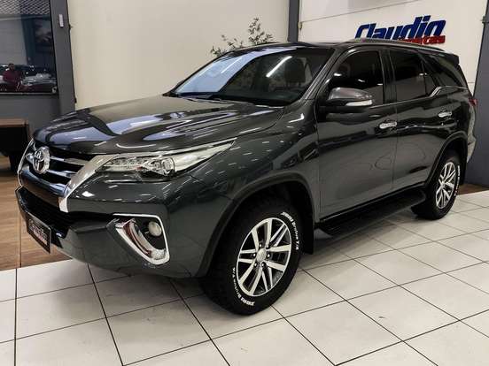 TOYOTA-HILUX SW4-2.8 SRX 4X4 7 LUGARES 16V TURBO INTERCOOLER DIESEL 4P AUTOMÁTICO TOYOTA-HILUX SW4-2017