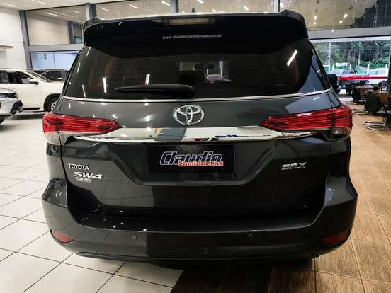 TOYOTA-HILUX SW4-2.8 SRX 4X4 7 LUGARES 16V TURBO INTERCOOLER DIESEL 4P AUTOMÁTICO TOYOTA-HILUX SW4-2017