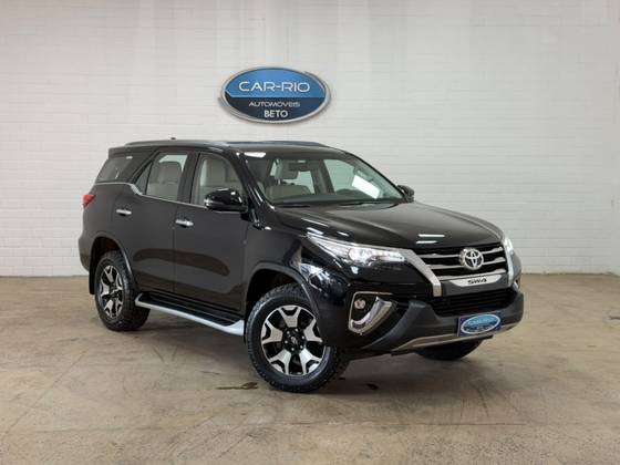 TOYOTA HILUX SW4 2.8 SRX DIAMOND 4X4 7 LUGARES 16V TURBO INTERCOOLER DIESEL 4P AUTOMÁTICO