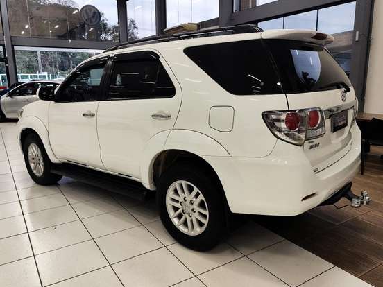 TOYOTA-HILUX SW4-2014