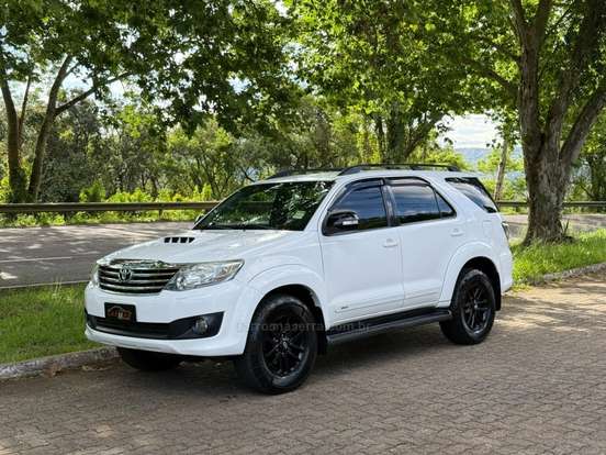 TOYOTA-HILUX SW4-3.0 SRV 4X4 7 LUGARES 16V TURBO INTERCOOLER DIESEL 4P AUTOMÁTICO TOYOTA-HILUX SW4-2015