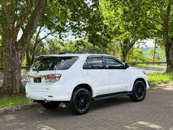 TOYOTA-HILUX SW4-3.0 SRV 4X4 7 LUGARES 16V TURBO INTERCOOLER DIESEL 4P AUTOMÁTICO TOYOTA-HILUX SW4-2015