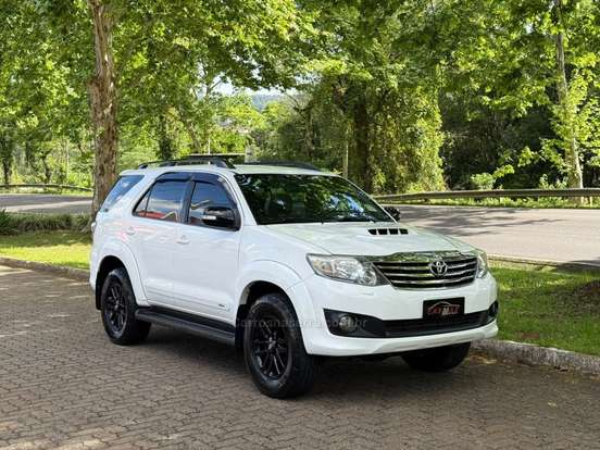 TOYOTA-HILUX SW4-3.0 SRV 4X4 7 LUGARES 16V TURBO INTERCOOLER DIESEL 4P AUTOMÁTICO TOYOTA-HILUX SW4-2015