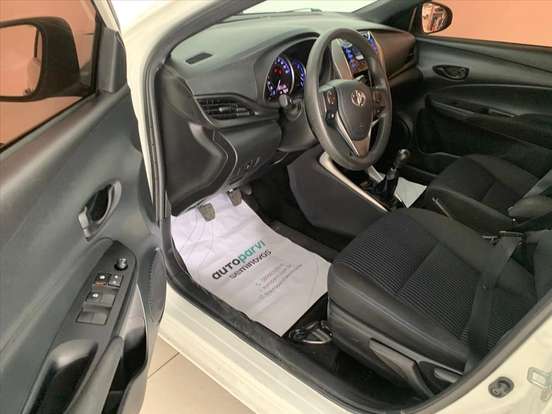 TOYOTA-YARIS-2019