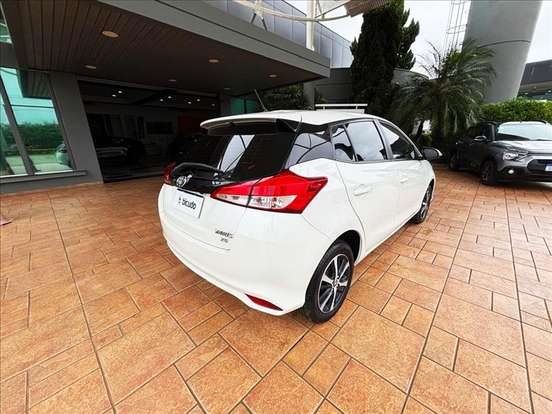 TOYOTA-YARIS-2021