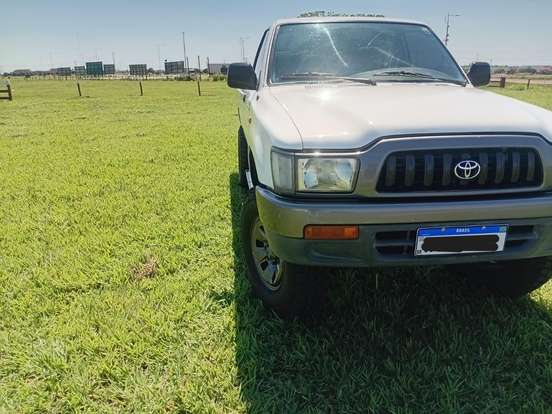TOYOTA-HILUX-2001