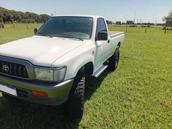 TOYOTA-HILUX-2001