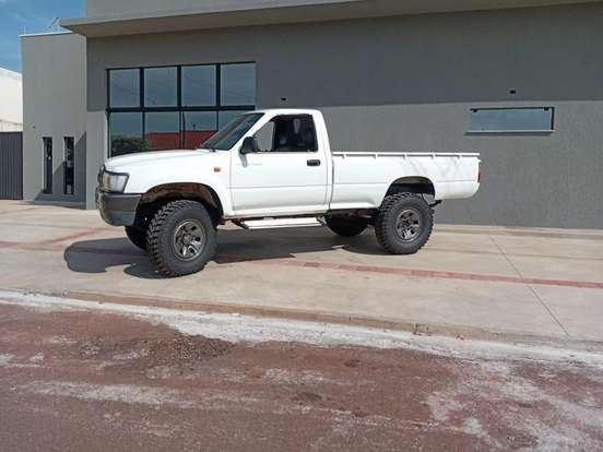 TOYOTA-HILUX-2001