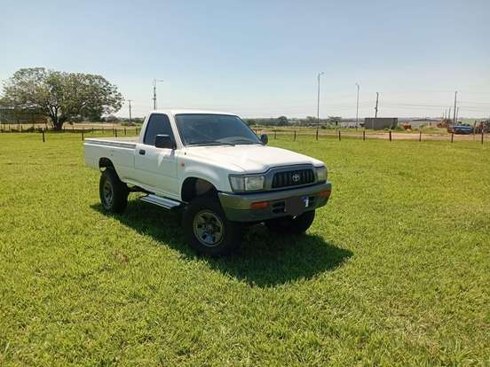 TOYOTA-HILUX-2001