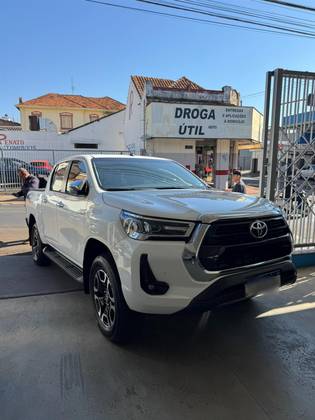 TOYOTA HILUX 2.8 D-4D TURBO DIESEL CD SRV 4X4 AUTOMÁTICO