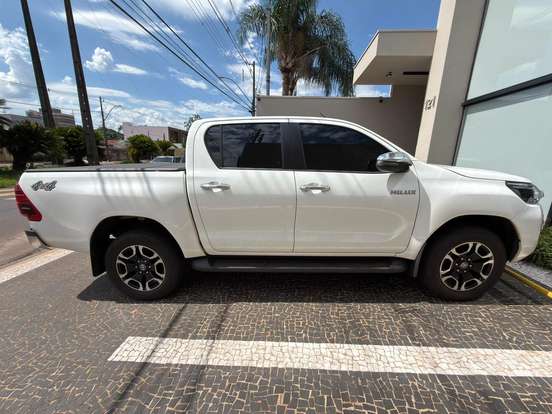 TOYOTA-HILUX-2.8 D-4D TURBO DIESEL CD SRV 4X4 AUTOMÁTICO TOYOTA-HILUX-2024