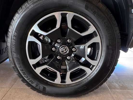TOYOTA-HILUX-2.8 D-4D TURBO DIESEL CD SRX 4X4 AUTOMÁTICO TOYOTA-HILUX-2023
