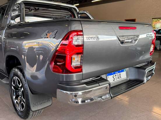 TOYOTA-HILUX-2.8 D-4D TURBO DIESEL CD SRX 4X4 AUTOMÁTICO TOYOTA-HILUX-2023