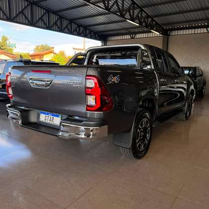 TOYOTA-HILUX-2.8 D-4D TURBO DIESEL CD SRX 4X4 AUTOMÁTICO TOYOTA-HILUX-2023