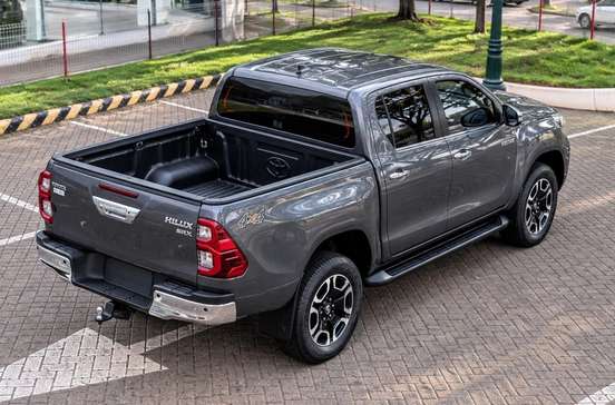 TOYOTA-HILUX-2.8 D-4D TURBO DIESEL CD SRX 4X4 AUTOMÁTICO TOYOTA-HILUX-2023